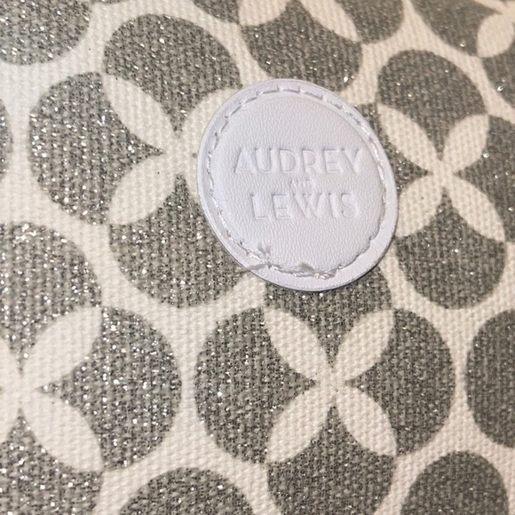 Audrey & Lewis Sparkly Silver & White Travel Bag - Picture 3 of 13